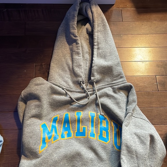 Two Malibu hoodies size men’s medium. (Both hoodies size medium) - Picture 5 of 5